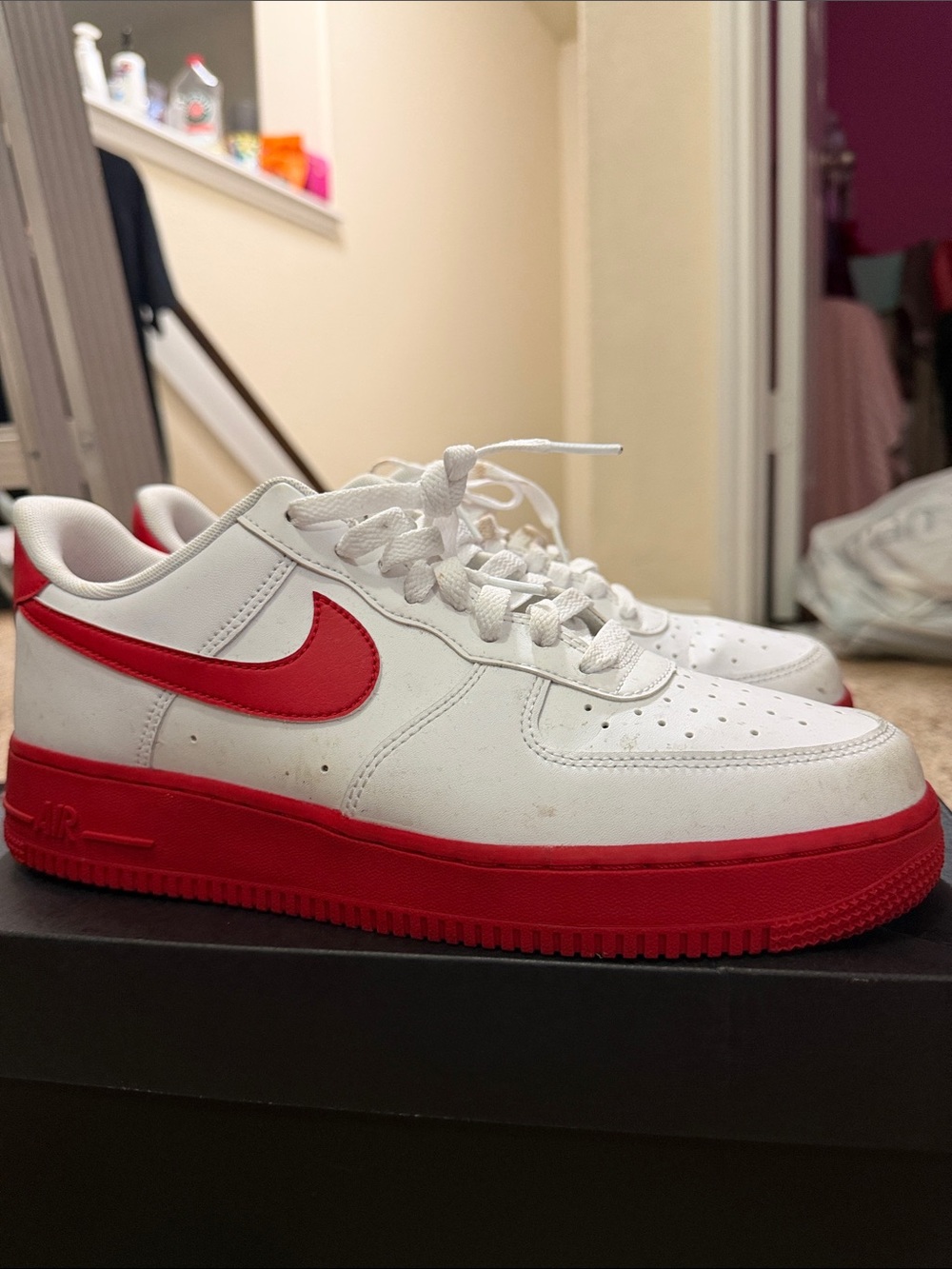 Nike White & Red Low-Top Sneakers